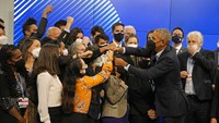 Obama dikerumuni para peserta diskusi perubahan iklim di Glasgow, Skotlandia (9/11/2021). Saat menjabat selama 8 tahun, Obama mengambil sejumlah keputusan penting dan berpengaruh terhadap dunia seperti mengakhiri perang Irak dan melewati krisis ekonomi di AS dan Eropa, (AP Photo/Alastair Grant)