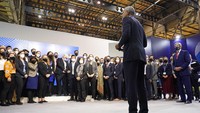 Obama berbicara dalam sesi diskusi non formal di Konfrensi Perubahan Iklim se-Dunia di Glasgow, Skotlandia (9/11/2021). (AP Photo/Alberto Pezzali)