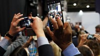 Peserta diskusi merekam atau momotret Obama saat berpidato di di Konfrensi Perubahan Iklim se-Dunia di Glasgow, Skotlandia (9/11/2021). (Photo by Ian Forsyth/Getty Images)