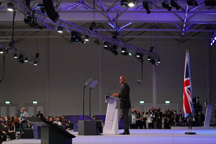 Kharisma Obama Belum Sirna Barack Obama menanggalkan kursi Presiden AS hampir 5 tahun lalu. Namun kharismanya tetap terlihat dan dinantikan seperti terlihat dalam konferensi iklim COP26 di Glasgow.