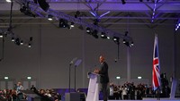 Presiden AS ke-44, Barack Obama berpidato di Konfrensi Perubahan Iklim se-Dunia di Glasgow, Skotlandia (8/11/2021). Obama menjabat sebagai presiden AS selama dua periode yakni 2009-2013 dan 2013-2017. (AP Photo/Alberto Pezzali)