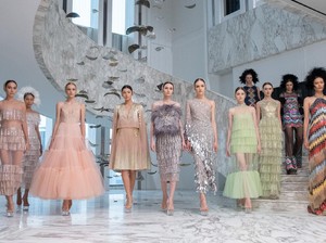 Keceriaan Para Peri di Koleksi Glamor Sebastian Gunawan Signature