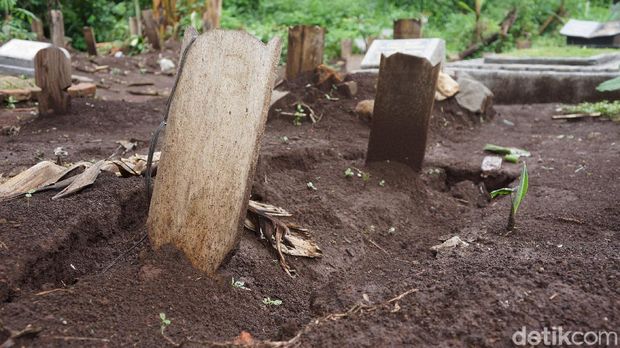 Makam COVID-19 di TPU Cikadut Ambles