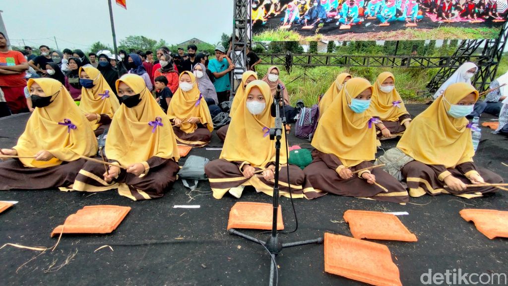 Melihat Meriahnya Festival Rampak Genteng di Majalengka