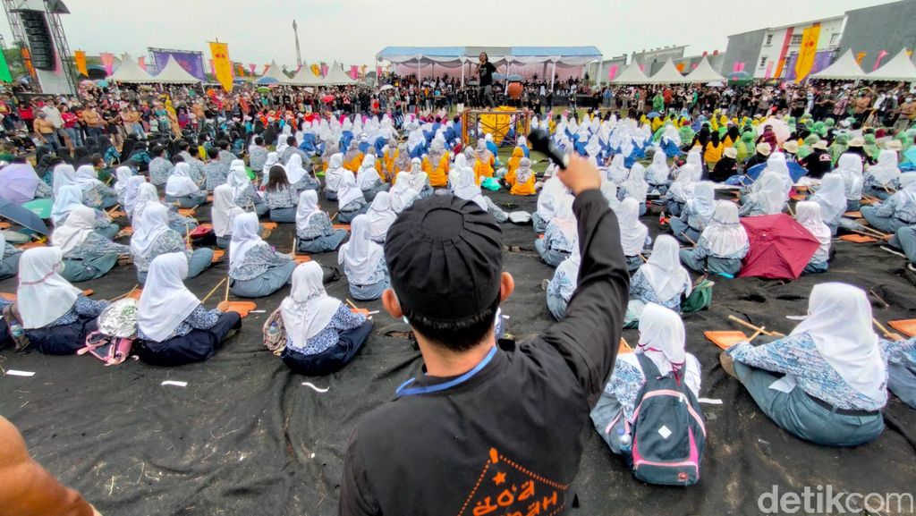 Melihat Meriahnya Festival Rampak Genteng di Majalengka