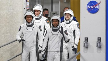 Diketahui, Roket SpaceX meluncur ke luar angkasa dengan membawa 4 orang astronaut. Keempat astronaut yang ikut serta dalam peluncuran misi bernama Kru-3 ini adalah Raja Chari, Kayla Barron dan Tom Marshburn dari AS serta Matthias Maurer dari Jerman. AP Photo/John Raoux.