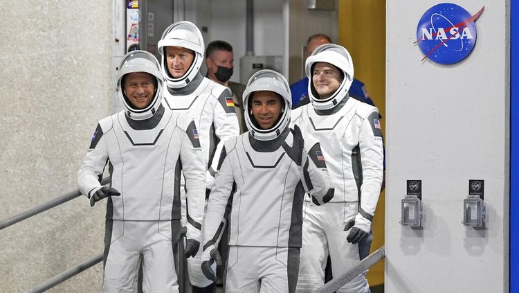 Meluncur ke Luar Angkasa, Roket SpaceX Bawa 4 Astronaut Roket SpaceX meluncur ke luar angkasa dengan membawa 4 astronaut. Keempat astronaut itu akan menghabiskan sekitar enam bulan di ISS untuk melakukan penelitian.