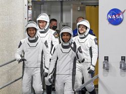 Meluncur ke Luar Angkasa, Roket SpaceX Bawa 4 Astronaut