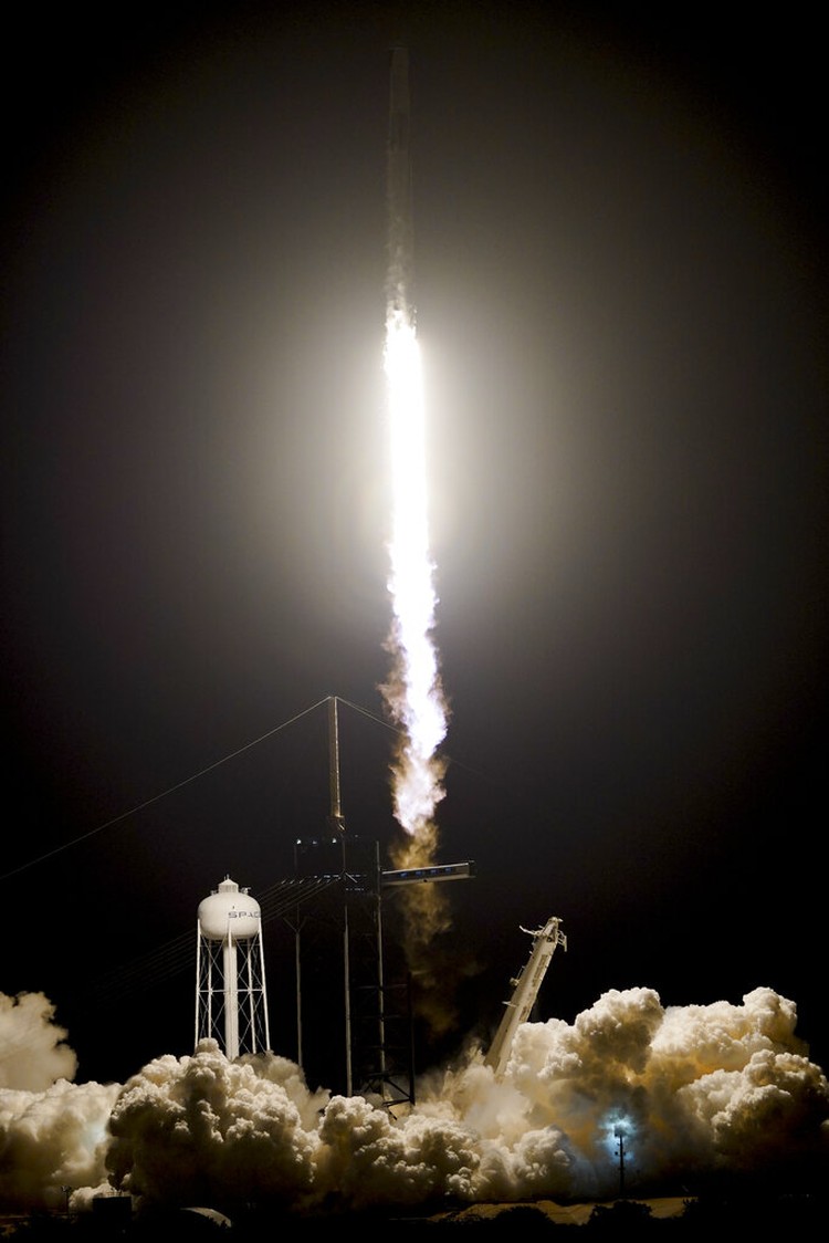 Meluncur ke Luar Angkasa, Roket SpaceX Bawa 4 Astronaut Roket SpaceX meluncur ke luar angkasa dengan membawa 4 astronaut. Keempat astronaut itu akan menghabiskan sekitar enam bulan di ISS untuk melakukan penelitian.