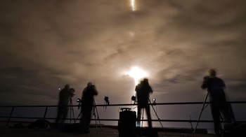 Diketahui, peluncuran misi Kru-3 ini ditunda sejak 31 Oktober karena masalah cuaca, atau yang disebut NASA sebagai masalah medis ringan yang kemudian berdampak pada salah satu kru. Tanpa menyebut nama, NASA menyatakan bahwa persoalan itu tidak terkait dengan virus Corona (COVID-19). AP Photo/Chris OMeara.