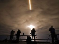 Meluncur ke Luar Angkasa, Roket SpaceX Bawa 4 Astronaut