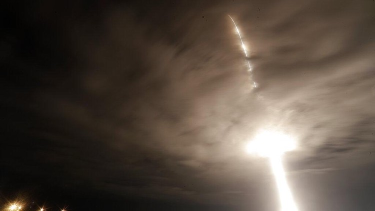 Meluncur ke Luar Angkasa, Roket SpaceX Bawa 4 Astronaut Roket SpaceX meluncur ke luar angkasa dengan membawa 4 astronaut. Keempat astronaut itu akan menghabiskan sekitar enam bulan di ISS untuk melakukan penelitian.