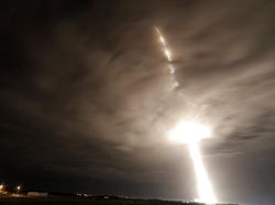 Meluncur ke Luar Angkasa, Roket SpaceX Bawa 4 Astronaut