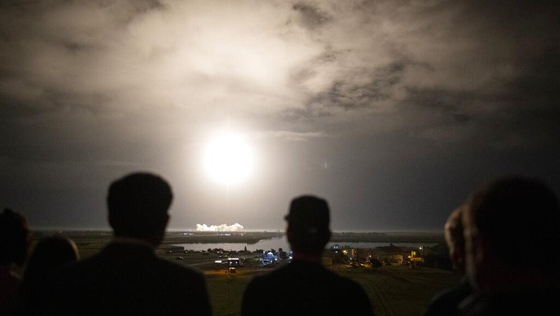 Roket SpaceX meluncur ke luar angkasa dengan membawa 4 astronaut. Keempat astronaut itu akan menghabiskan sekitar enam bulan di ISS untuk melakukan penelitian.