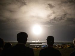 Meluncur ke Luar Angkasa, Roket SpaceX Bawa 4 Astronaut