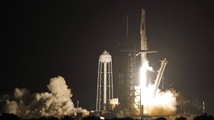 Roket SpaceX meluncur ke luar angkasa dengan membawa 4 astronaut. Keempat astronaut itu akan menghabiskan sekitar enam bulan di ISS untuk melakukan penelitian.