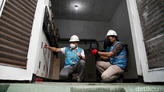 PLN datangi Rumah Pompa Waduk Pluit untuk memeriksa panel listrik. Pemeriksaan dilakukan guna memastikan peralatan di Rumah Pompa Waduk Pluit berfungsi optimal.