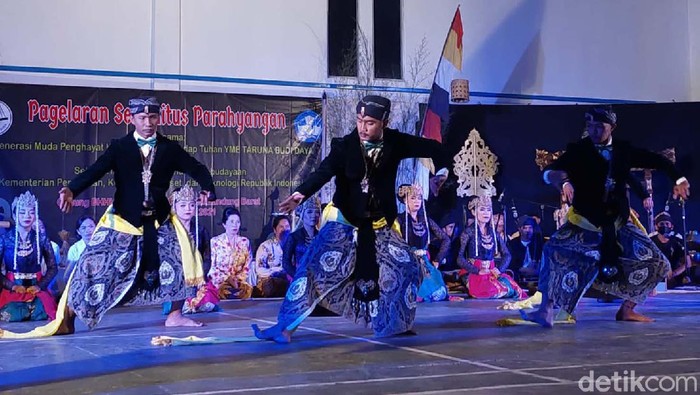 Pagelaran Seni Ritus Parahyangan digelar di Gedung BHHH2, Lembang, Kabupaten Bandung Barat (KBB), Rabu (10/11/2021) malam. Begini aksi para penari.