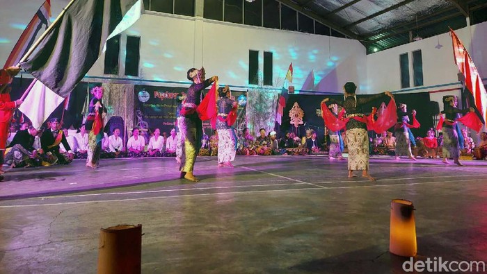 Pagelaran Seni Ritus Parahyangan digelar di Gedung BHHH2, Lembang, Kabupaten Bandung Barat (KBB), Rabu (10/11/2021) malam. Begini aksi para penari.