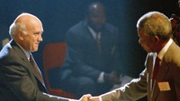 Presiden Afsel De Klerk berjabat tangan dengan Presiden Kongres Nasional Afrika, Nelson Mandela, (21/12/1991). De Klerk dikenal dengan kebijakan pemisahan kulit putih dan kulit hitam (apartheid). (AP Photo/ John Parkin, File)