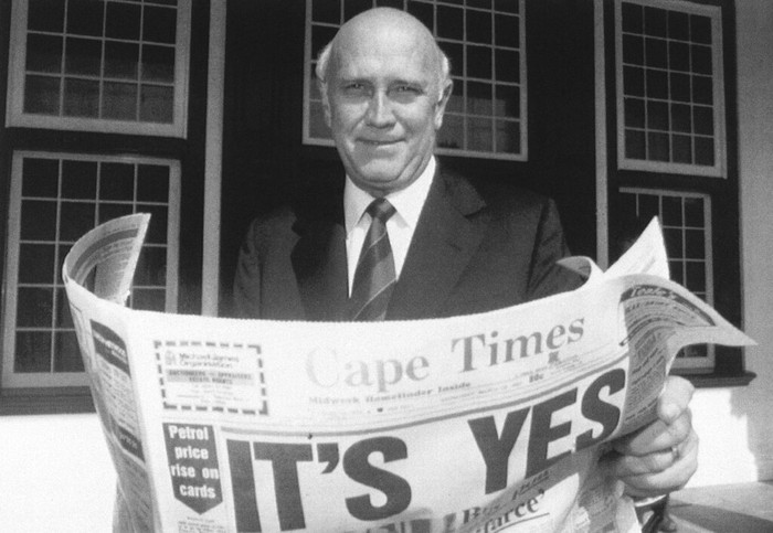 Tokoh apartheid, FW de Klerk meninggal dunia dalam usia 85, Kamis (11/11/2021). Ia meninggal karena sakit kanker di rumahnya di Cape Town.