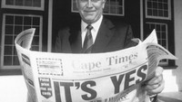 De Klerk berpose di depan kantornya di Cape Town, Afsel (18/4/1992). De Klerk dan Nelson Mandela meraih nobel perdamaian karena tetap bergandengan tangan saat kulit putih dan kulit hitam saling memaafkan di negeri itu. (AP.Photo/File)