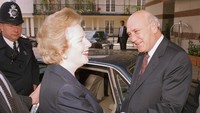 De Klerk berjabat tangan dengan PM Inggris, Margaret Thatcher di London, (23//4/1991).  (AP Photo/Martin Cleaver, File)