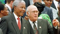 Presiden Afsel Nelson Mandela (kiri) dan Wapres Afsel  F.W. de Klerk berbincang di luar gedung parlemen, (8/5/1996).  (AP Photo, file)