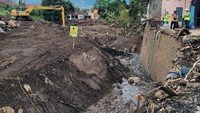 Dikatakan Menteri Basuki, banjir bandang yang terjadi pada Kamis pekan lalu dengan curah hujan tinggi tersebut disebabkan oleh daerah resapan air di hulu aliran Sungai Brantas yang sudah banyak berkurang, sehingga terjadi sumbatan material sampah kayu pada aliran anak sungai.