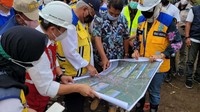 Menteri Pekerjaan Umum dan Perumahan Rakyat (PUPR) Basuki Hadimuljono didampingi Wali Kota Batu Dewanti Rumpoko meninjau penanganan banjir bandang di Batu Malang, Provinsi Jawa Timur, Kamis (11/11/2021). Menurut Menteri Basuki peninjauan yang dilakukan merupakan perintah Presiden Joko Widodo (Jokowi) untuk respon cepat penanganan.
