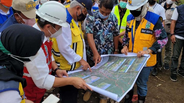 Menteri PUPR Basuki Hadimuljono meninjau penanganan banjir bandang di Batu Malang, Provinsi Jawa Timur, Kamis (11/11/2021). Dia juga melihat dampak dari bencana itu.