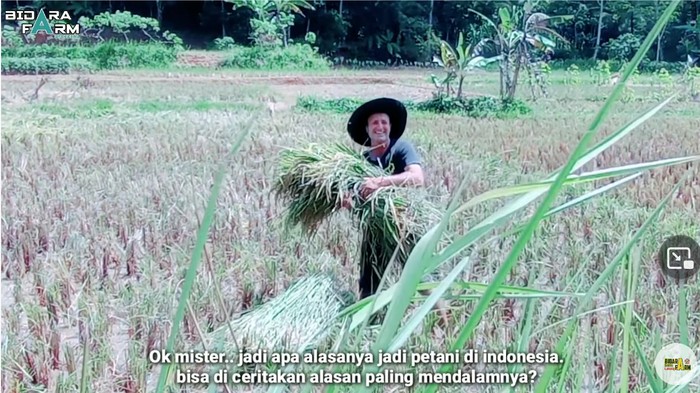 Michael, Bule Petani dan Peternak di Tasikmalaya Michael, Bule Petani dan Peternak di Tasikmalaya