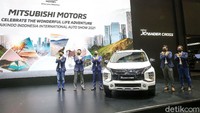 (Ki-ka) Hikaru Mii - Director of Product Strategy Division PT Mitsubishi Motors Krama Yudha Sales Indonesia, Tetsuhiro Tsuchida - Director of Sales & Marketing Division PT Mitsubishi Motors Krama Yudha Sales Indonesia, Naoya Nakamura - President Director PT Mitsubishi Motors Krama Yudha Sales Indonesia, Irwan Kuncoro - Director of Sales & Marketing Division PT Mitsubishi Motors Krama Yudha Sales Indonesia, Eichiro Hamazaki - Director of Aftersales Division PT Mitsubishi Motors Krama Yudha Sales Indonesia berfoto bersama saat berlangsungnya launching 2 varian xpander.
