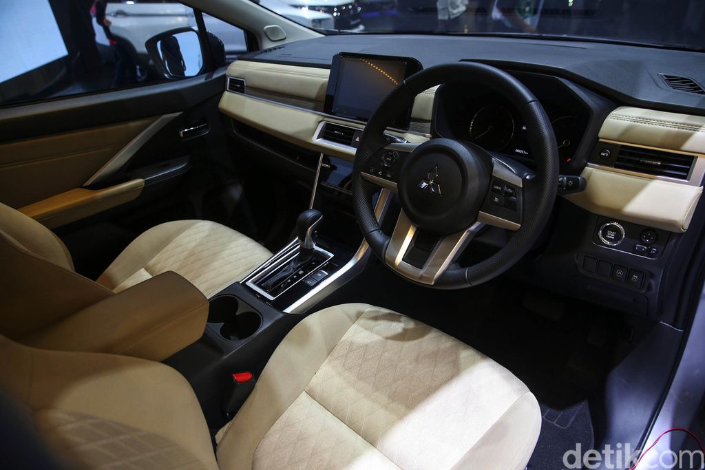 Mitsubishi New Xpander dan New Xpander Cross mejeng di GIIAS 2021. PT Mitsubishi Motors Krama Yudha Sales Indonesia (MMKSI) juga meresmi harga keduanya.