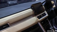 Sementara Pada New Xpander Cross, desainnya kurang lebih mirip seperti model sebelumnya, hanya saja warna grille sekarang jadi black metallic.