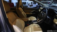 Khusus New Xpander Cross tipe Premium Package, mendapatkan material jok berbahan New Synthetic Leather Seat dengan tambahan fitur Heat Guard Function, yang bisa memantulkan panas sehingga kendaraan tetap nyaman setelah diparkir di area terbuka.