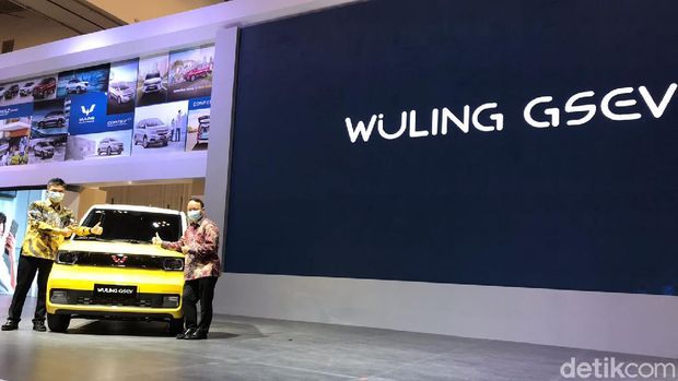 Tepat pada ajang Gaikindo Indonesia International Auto Show (GIIAS) 2021 Wuling Motors kembali memperkenalkan mobil listrik murah mereka yang disapa Wuling Hongguang EV Maracon.