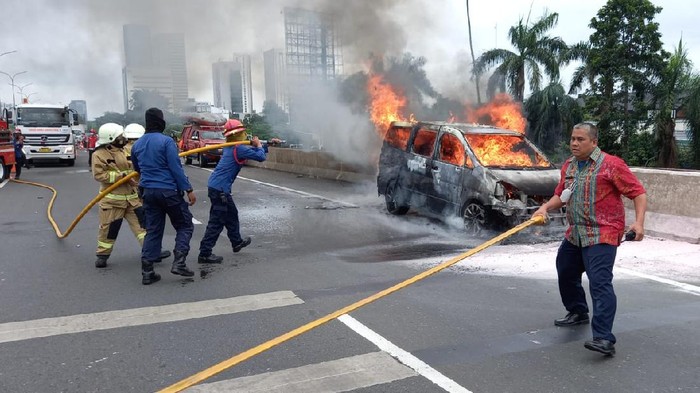 Mobil terbakar di Tol JORR Cilandak