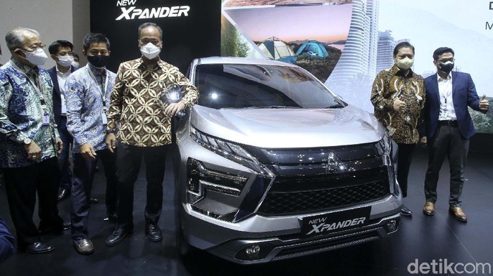 Pameran otomotif Gaikindo Indonesia International Auto Show (GIIAS) 2021 resmi dibuka. Menko Perekonomian Airlangga Hartarto dan Menperin meninjau pameran.