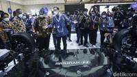 Mereka meninjau booth berbagai produsen mobil.