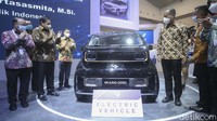 Dalam kesempatan itu kedua menteri ini nampak tertarik dengan mobil listrik berbagai merek.