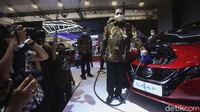 Airlangga Hartarto sempat menjajal cara pengisian baterai mobil listrik.