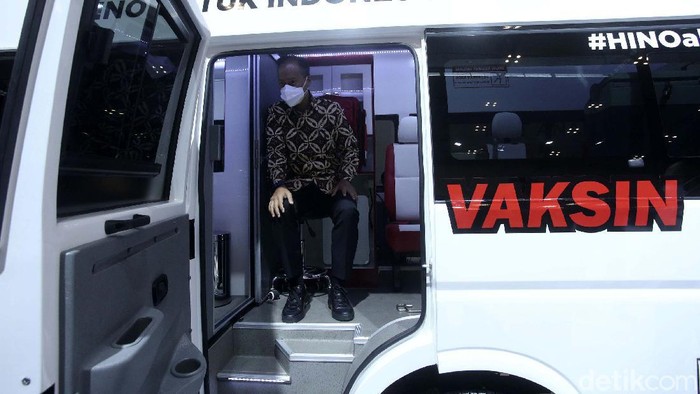 Pameran otomotif Gaikindo Indonesia International Auto Show (GIIAS) 2021 resmi dibuka. Menko Perekonomian Airlangga Hartarto dan Menperin meninjau pameran.