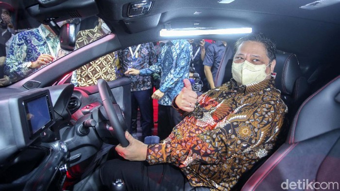 Momen Airlangga Kelilingi GIIAS 2021 Pameran otomotif Gaikindo Indonesia International Auto Show (GIIAS) 2021 resmi dibuka. Menko Perekonomian Airlangga Hartarto dan Menperin meninjau pameran.