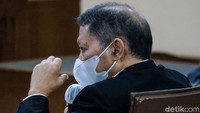 Jaksa juga menyebut RJ Lino memberikan perlakuan khusus ke HDHM. Hal itu dibuktikan dengan dizinkannya HDHM melakukan survei di 3 pelabuhan, padahal menurut jaksa tidak sembarangan orang bisa masuk ke pelabuhan. 
