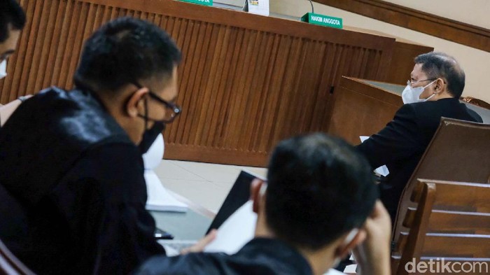 Mantan Dirut PT Pelindo II RJ Lino dituntut 6 tahun penjara oleh jaksa KPK. RJ Lino diyakini bersalah melakukan korupsi dalam proyek pengadaan dan pemeliharaan 3 unit QCC di PT Pelindo II.