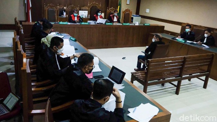 Momen RJ Lino Dituntut 6 Tahun Penjara Mantan Dirut PT Pelindo II RJ Lino dituntut 6 tahun penjara oleh jaksa KPK. RJ Lino diyakini bersalah melakukan korupsi dalam proyek pengadaan dan pemeliharaan 3 unit QCC di PT Pelindo II.