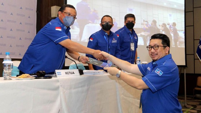 Musda Demokrat Sulut Jalankan Arahan AHY Kepala Badan Pembina Organisasi, Kaderisasi, dan Keanggotaan (BPOKK) DPP Partai Demokrat, Herman Khaeron. Ketua Umum Partai Demokrat AHY untuk berpesan dan meminta jalankan mesin partai dari tingkat DPD, DPC, PAC dan Anak Ranting.