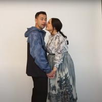 Dalam video sesi pemotretan maternity yang diunggah di channel YouTube Rans Entertainment terlihat Nagita Slavina dan Raffi Ahmad yang kompak berpose mesra. Seperti dalam foto yang satu ini, keduanya tampak bergandengan tangan dengan Nagita yang kemudian mencium pipi Raffi. Foto: YouTube/Rans Entertainment