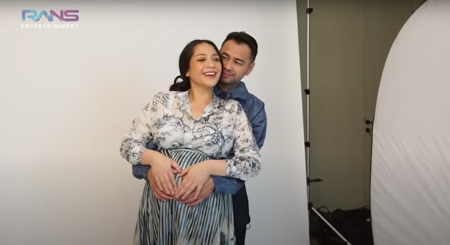 Pada sesi pemotretan tersebut Nagita Slavina juga tampak berganti pakaian berkali-kali. Nagita sempat terlihat mengenakan dress panjang berwarna hitam polos, gaun berwarna putih dan hijau, serta pakaian casual seperti dalam foto yang satu ini. Foto: YouTube/Rans Entertainment